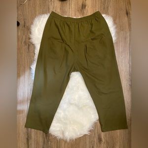 Zara pants relaxed fit. Size Large green color big pockets in front and back.